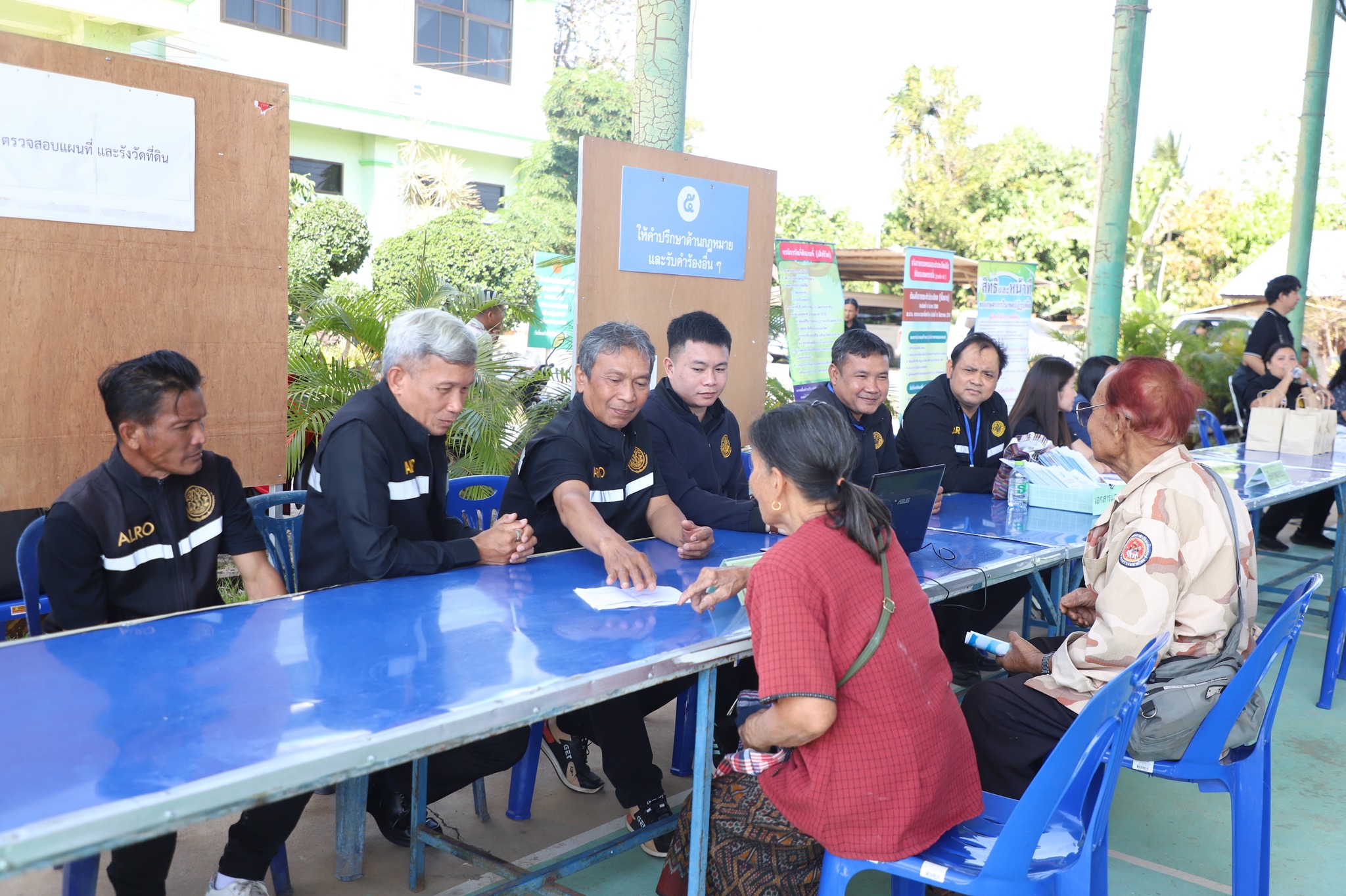 title - ชาวน้ำยืนเฮ ส.ป.ก. ขนทัพบริการถึงที่ ต.เก่าขาม ลดค่าใช้จ่าย ยื่นขอออกโฉนด - ปรึกษาปัญหากฎหมาย ครบจบในที่เดียว